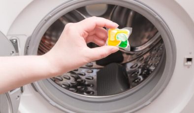 Daha temiz çamaşırlar hayal ederken çamaşır makinenizden olmayın! Bulaşık deterjanı ile çamaşır yıkama hilesi gerçek mi?