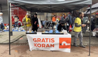 Hollanda’da Kral Günü’nde 15 kentte İslam’ı anlatmak için Kur’an-ı Kerim dağıtıldı
