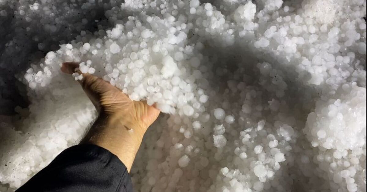 Ardahan’da şiddetli dolu; karayolunu beyaz örtü kapladı