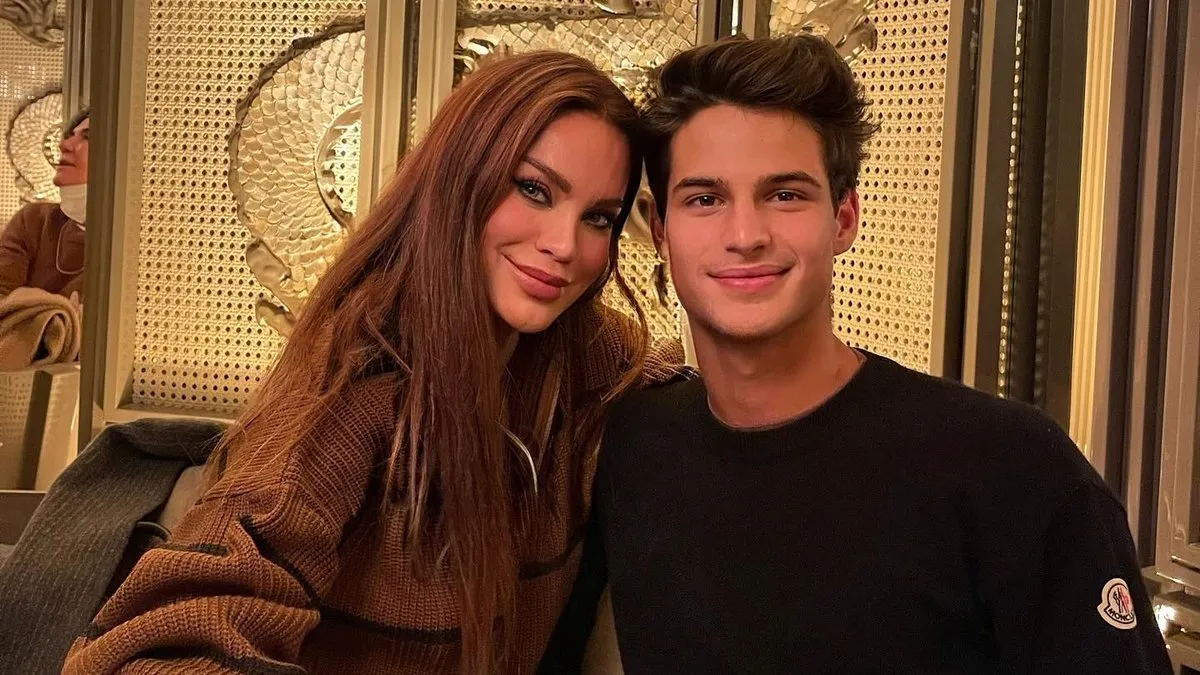 Ebru Şallı’nın yakışıklı oğlu Beren Tan ile müstakbel gelinine beğeni yağdı! Genç aşıklar birbirlerine çok yakıştırıldı…