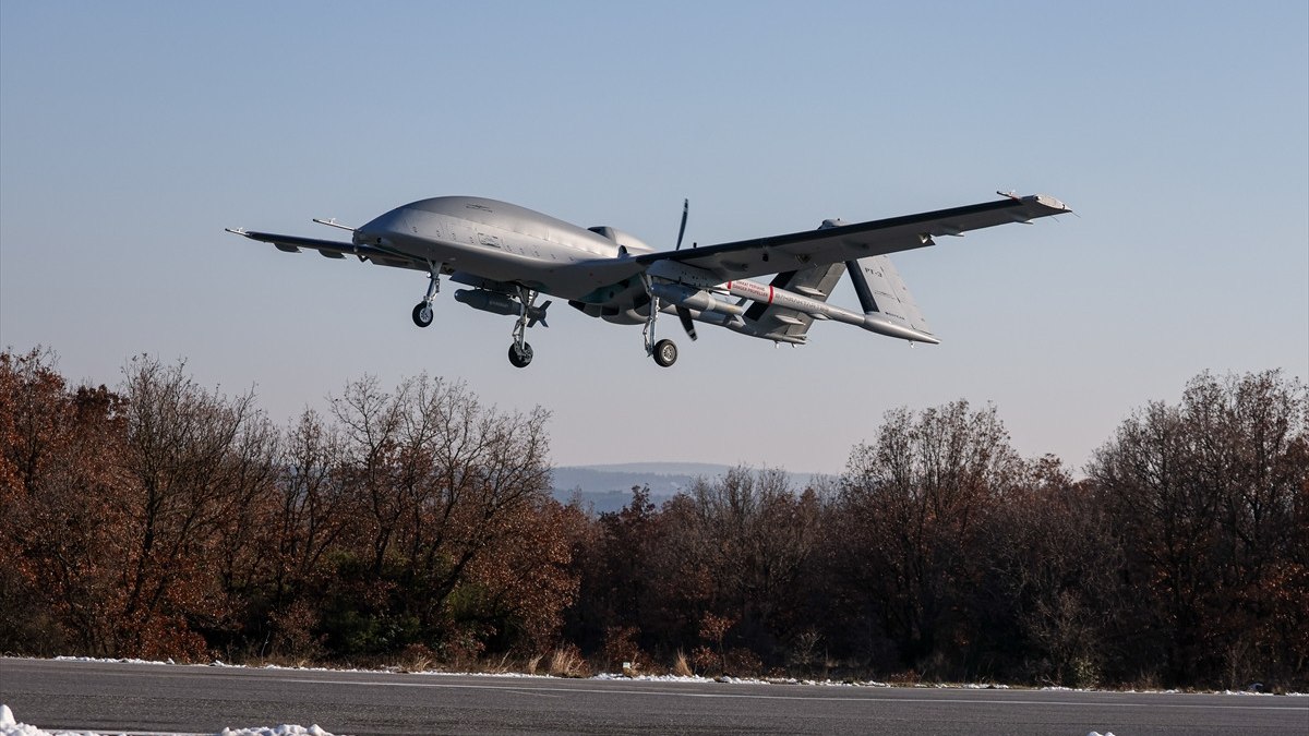 İlk kez silahlanan Bayraktar TB3 hedefi tam isabetle vurdu