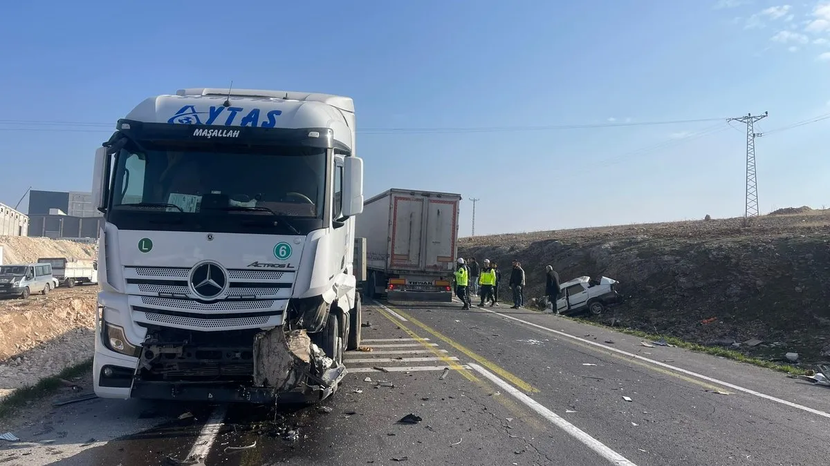 Şanlıurfa’da TIR ile otomobil kafa kafaya çarpıştı: 1 ağır yaralı